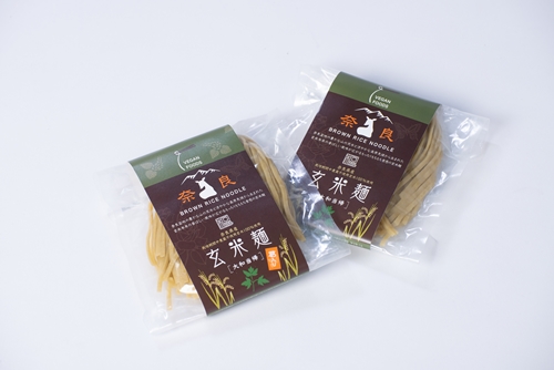 玄米麺 2種類 セット 大和当帰 葛入り 各1袋 計2袋 ／ 樞 クルル 栽培期間中 農薬不使用 麺類 環境に優しい エシカル ・ サスティナブル SDGs 和風 麺 料理 薬草 大和 当帰葉 葛 くず 奈良県 宇陀市 983659 - 奈良県宇陀市