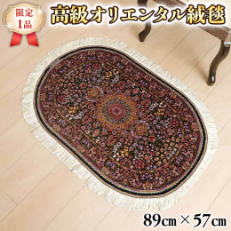 色とりどりの小さな花でぎっしり覆われた満開のガーデンをイメージした華やかな花模様。植物の持つやさしい雰囲気は、部屋にあると見るたびにほっと癒されます。背景は濃い茶色になります。曲線的な玄関によく馴染む