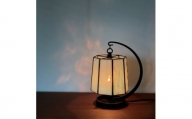 Nijiiro Lamp のステンドグラスのテーブルランプ ファン ホワイト【1425964】