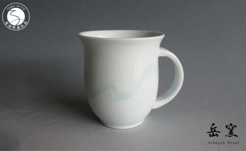 日展会友 照井一玄作 有田焼 白磁マグカップ 水の中【岳窯】食器 器 うつわ カップ マグカップ コップ 白磁 シンプル たっぷり 大容量 ティータイム A28-18 999404 - 佐賀県有田町